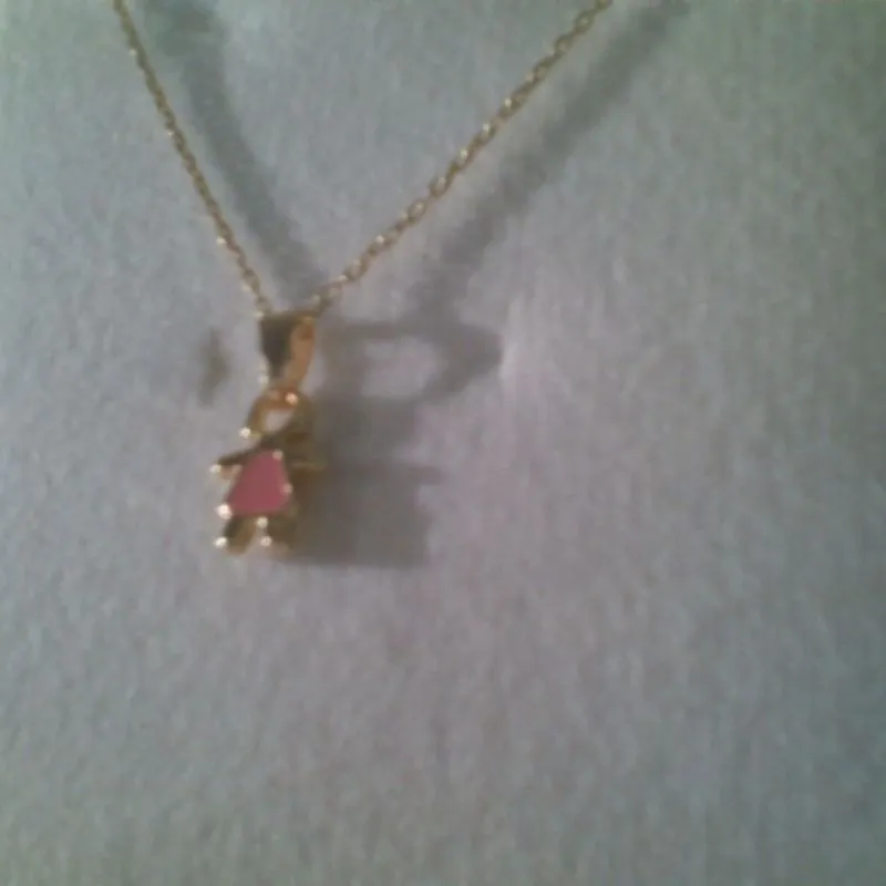 COLAR MENINA COM VESTIDO ROSA CRAVEJADO. 40CM DE COMPRIMENTO E 5CM DE REGULAGEM. BANHADO A OURO 18K.