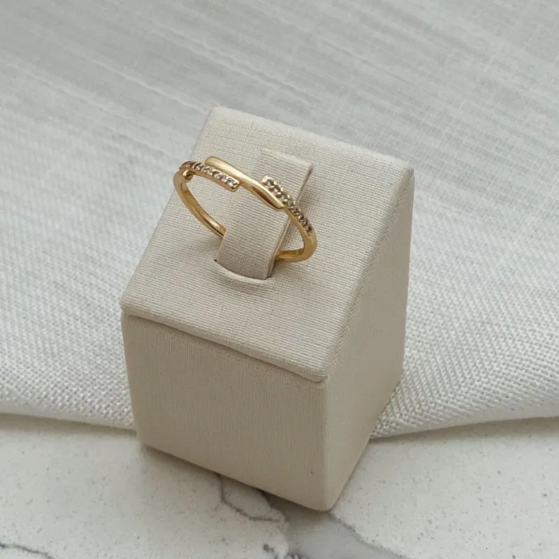 ANEL 4 BARRINHAS (2 LISAS E 2 CRAVEJADAS). BANHADO A OURO 18K.