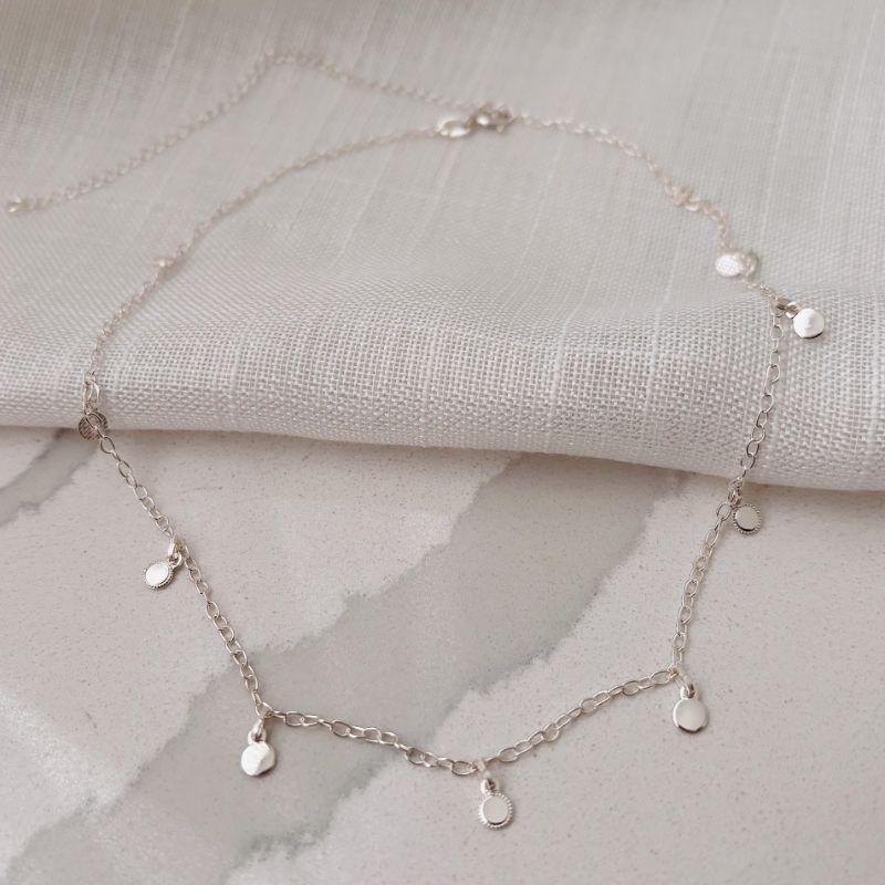 CHOKER COM 9 PINGENTES DE CÍRCULO. 35CM DE COMPRIMENTO E 10CM DE REGULAGEM. EM PRATA 925.