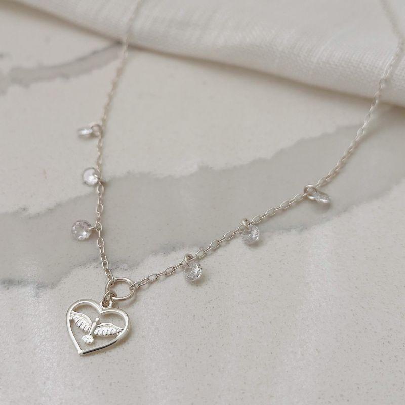 CHOKER CORAÇÃO COM ESPÍRITO SANTO E CRISTAIS. 35CM DE COMPRIMENTO E 10CM DE REGULAGEM. EM PRATA 925.