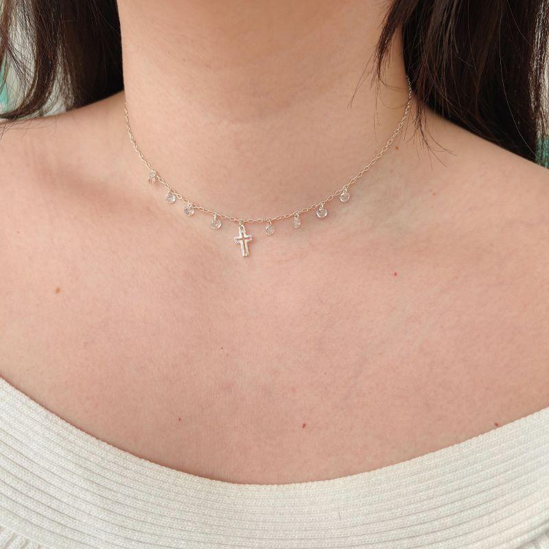 CHOKER CRUZ COM CRISTAIS. 35CM DE COMPRIMENTO E 10CM DE REGULAGEM. EM PRATA 925.