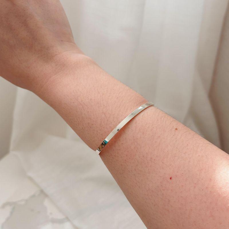 PULSEIRA BRACELETE 3MM COM ACABAMENTO QUADRADO. 6,5CM DE DIÂMETRO. EM PRATA 925.