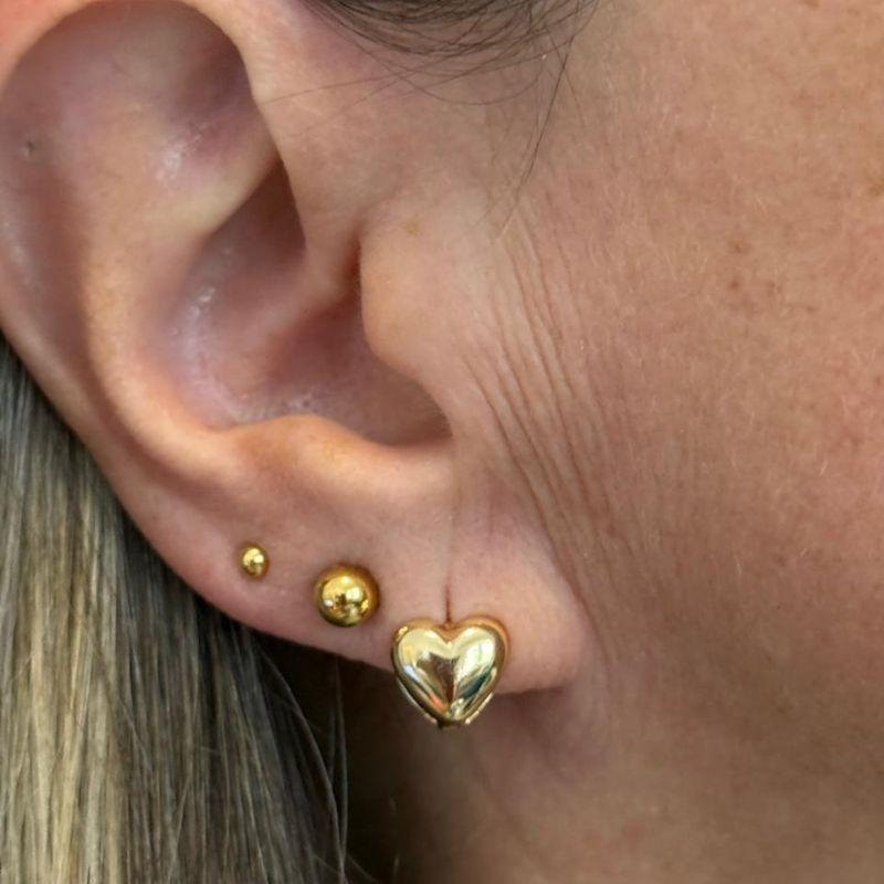BRINCO ARGOLA DE CORAÇÃO COM CLICK. BANHADO A OURO 18K.
