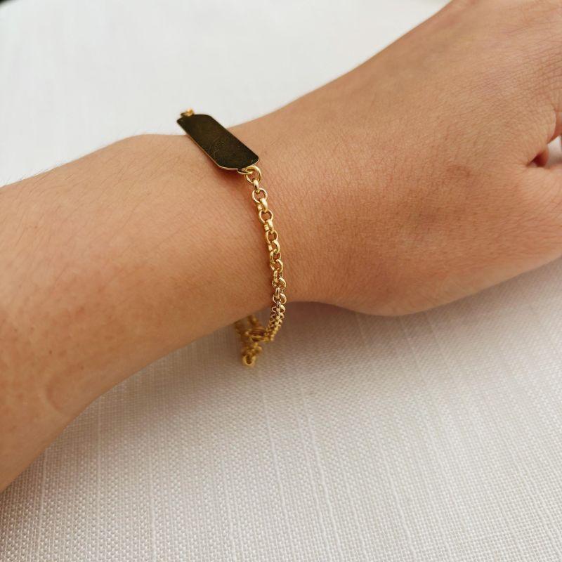 PULSEIRA ELO PORTUGUÊS COM PLAQUINHA DE 4CM. 18CM DE COMPRIMENTO E 5CM DE REGULAGEM. BANHADA A OURO 18K.