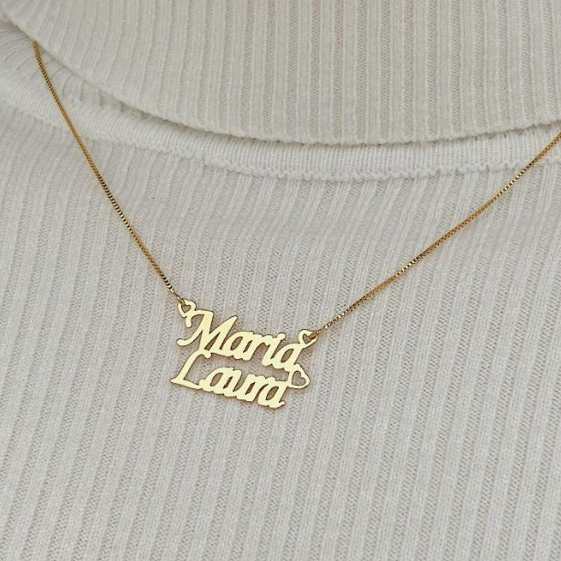 COLAR PERSONALIZADO COM DOIS NOMES DOURADO. 45CM DE COMPRIMENTO. BANHADO A OURO 18K. 30 DIAS ÚTEIS PARA PRODUÇÃO. ESCREVA ABAIXO O NOME E O NÚMERO DA FONTE (2 OU 5).