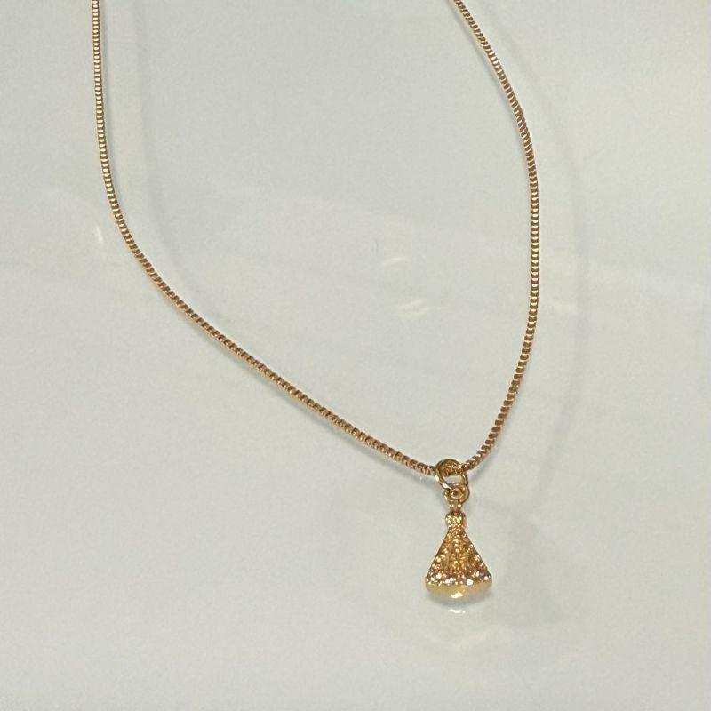 COLAR MINI NOSSA SENHORA COM DETALHE CRAVEJADO. BANHADO A OURO 18K.