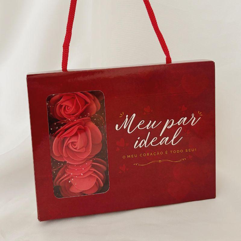 CAIXA DE PRESENTE VERMELHA COM ROSAS. ESPECIAL DIA DOS NAMORADOS.