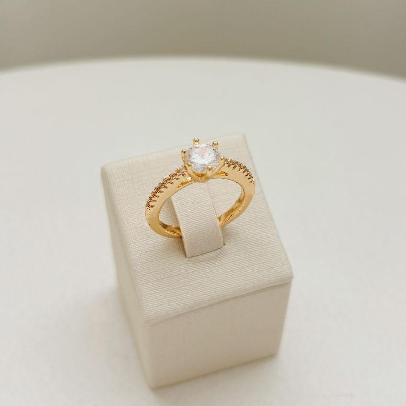 ANEL SOLITÁRIO ALTO. ZIRCÔNIA 6MM COM CRAVEJADO LATERAL. BANHADO A OURO 18K.
