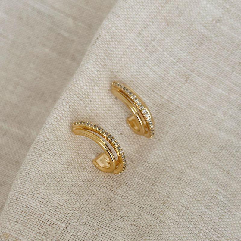 BRINCO ARGOLA TRIPLA COM FIO CRAVEJADO. BANHADA A OURO 18K.