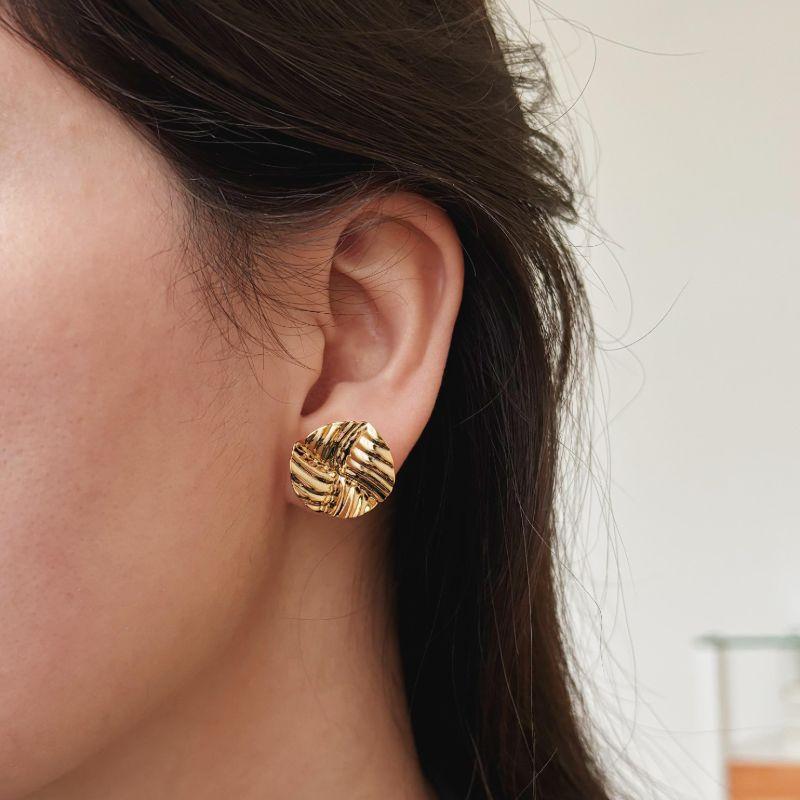 BRINCO CÍRCULO TRAMA. BANHADO A OURO 18K.