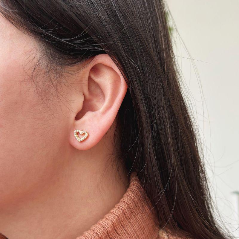BRINCO CORAÇÃO VAZADO CRAVEJADO.1CM DE LARGURA. BANHADO A OURO 18K