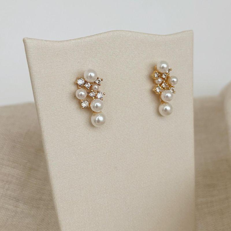 BRINCO NOIVA (PÉROLAS COM PONTO DE LUZ). BANHADA A OURO 18K.