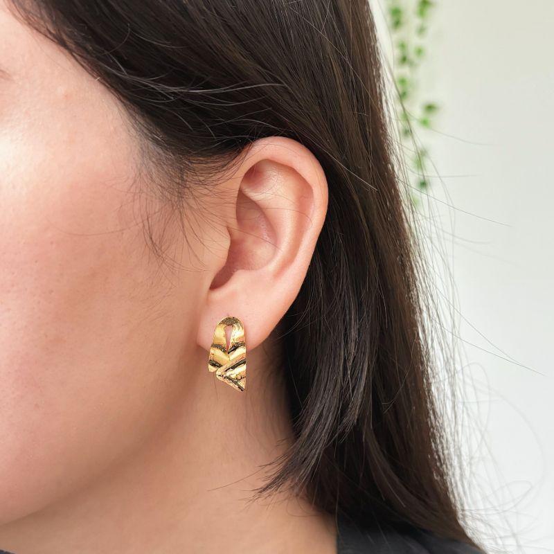 BRINCO ORGÂNICO TECIDO . BANHADO A OURO 18K.