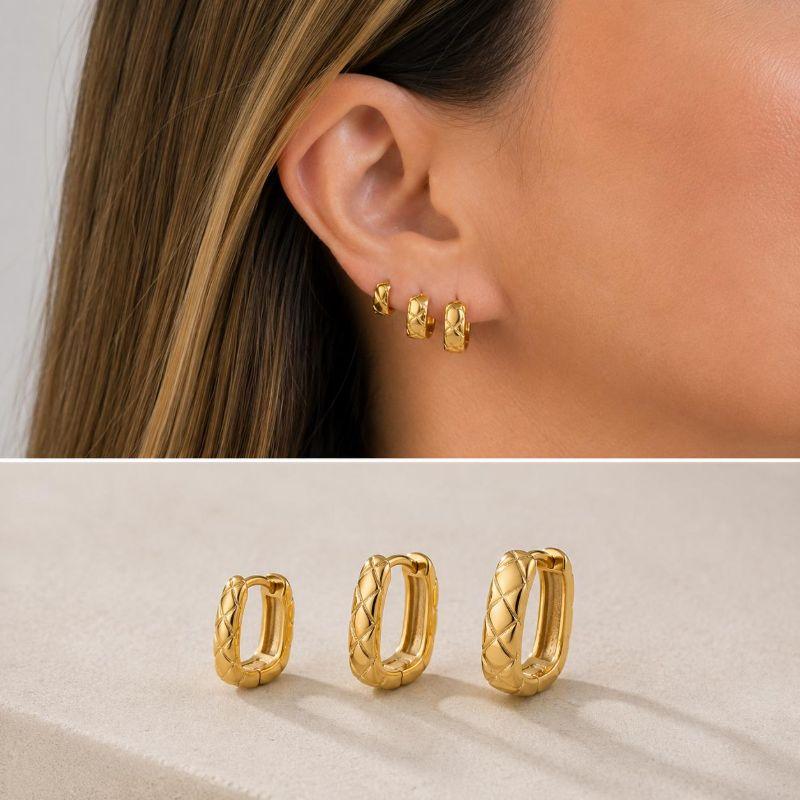 TRIO BRINCO ARGOLA QUADRADA COM DETALHE X. G 1CM ALTURA/ M 8MM DE ALTURA/P 6MM DE ALTURA. BANHADO A OURO 18K.