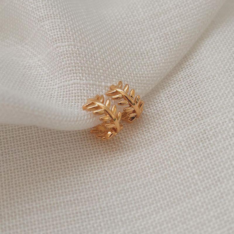 BRINCO ARGOLA FOLHINHAS. TAMANHO P. BANHADA A OURO 18K.