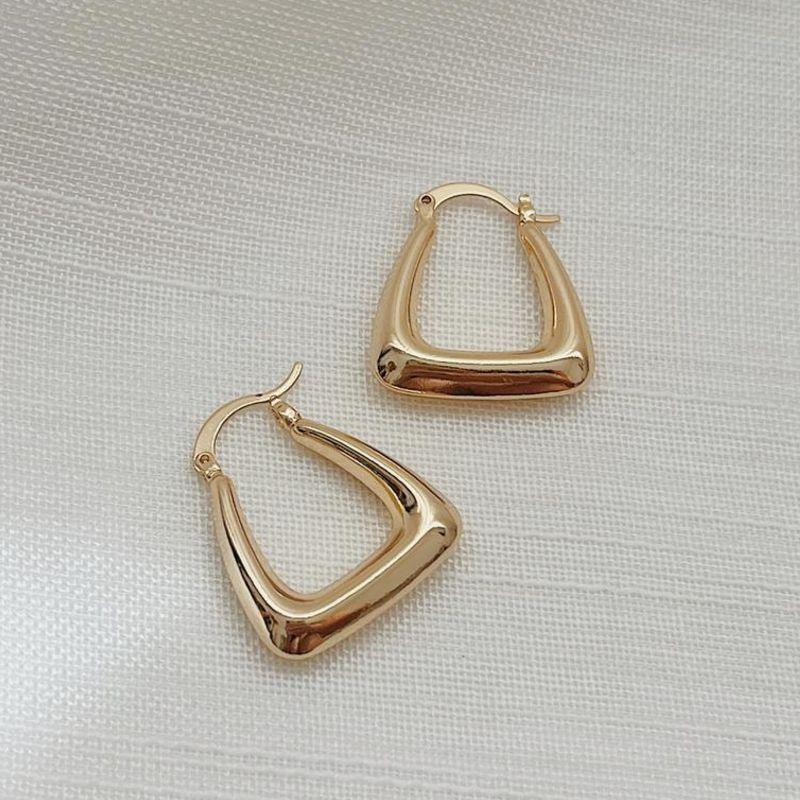 BRINCO ARGOLA TRIANGULAR COM FECHO ITALIANO. BANHADO A OURO 18K.