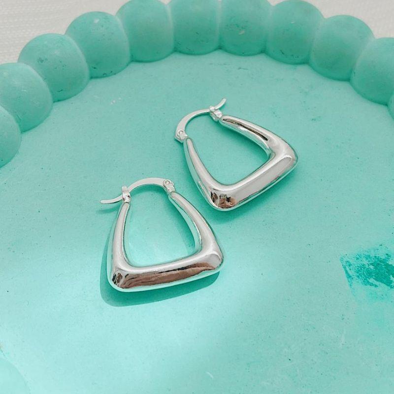 BRINCO ARGOLA TRIANGULAR COM FECHO ITALIANO. BANHADO A PRATA.