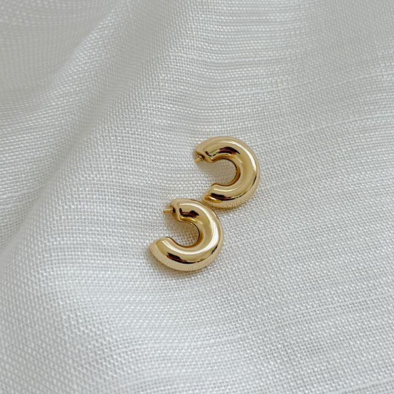 BRINCO ARGOLA TUBO P. 5MM DE ESPESSURA E 1,8CM DE ALTURA. BANHADO A OURO 18K.