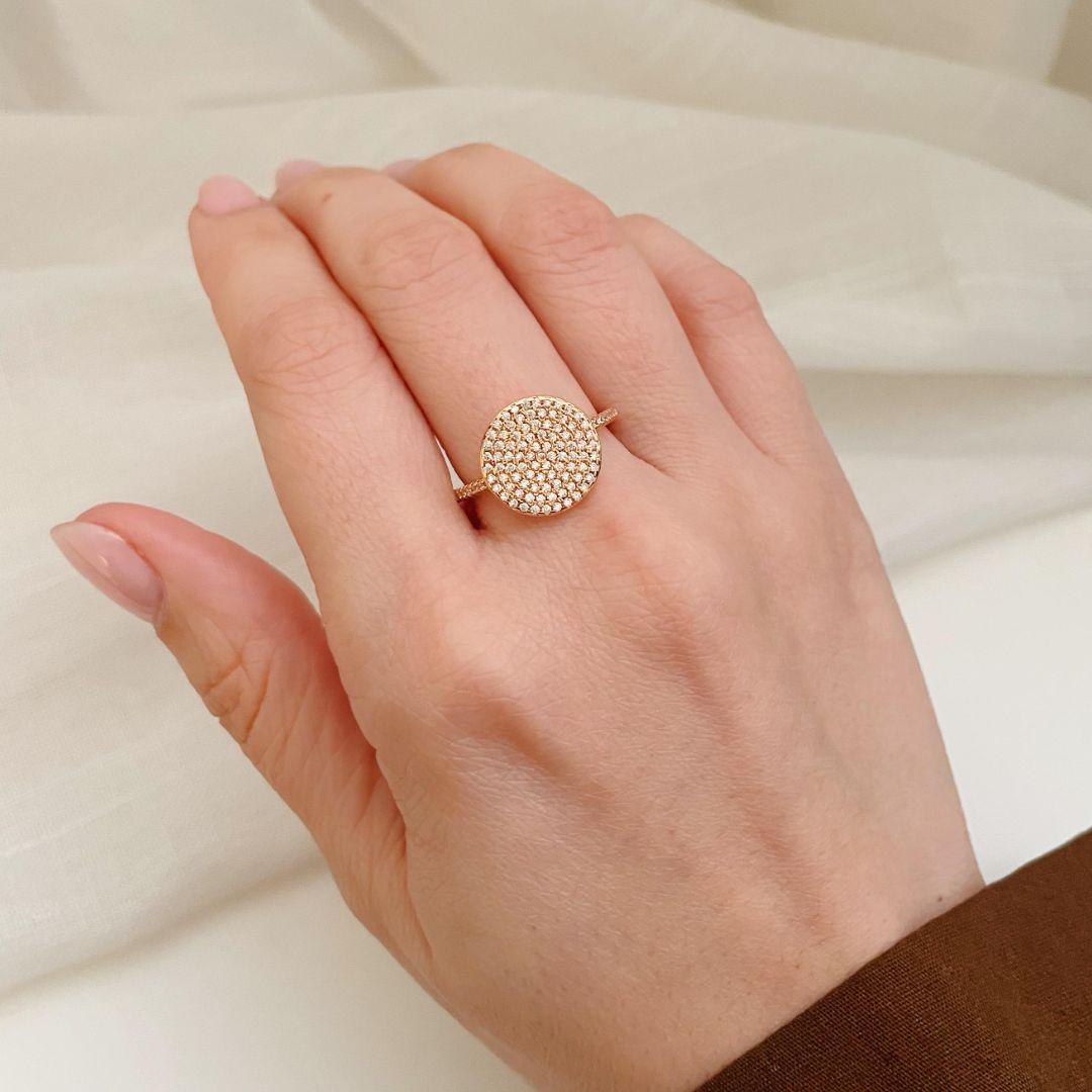 ANEL CÍRCULO CRAVEJADO COM MEIA ALIANÇA. TAMANHO 17. BANHADO A OURO 18K.