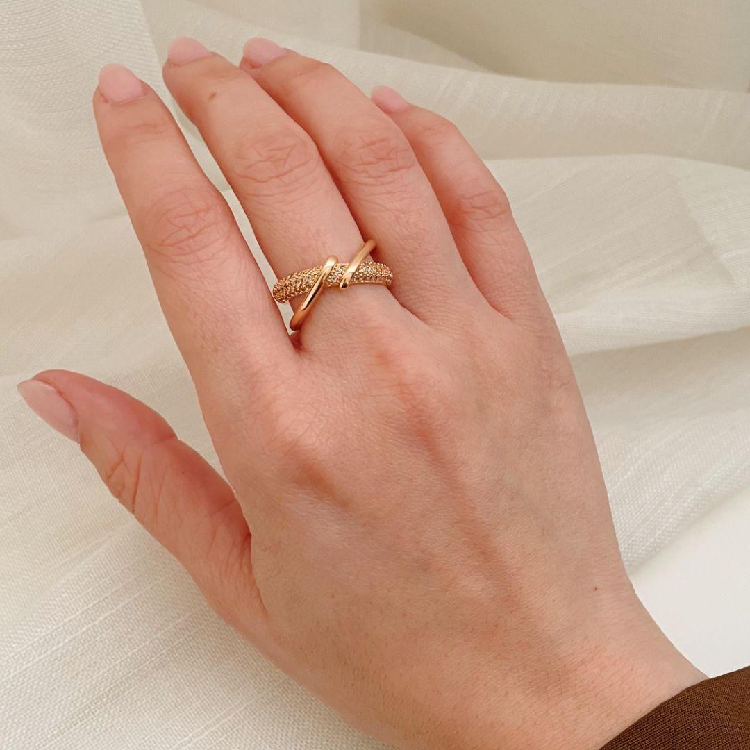 ANEL DUPLO CRAVEJADO E FIO LISO ENTRELAÇADO. TAMANHO 15. BANHADO A OURO 18K.