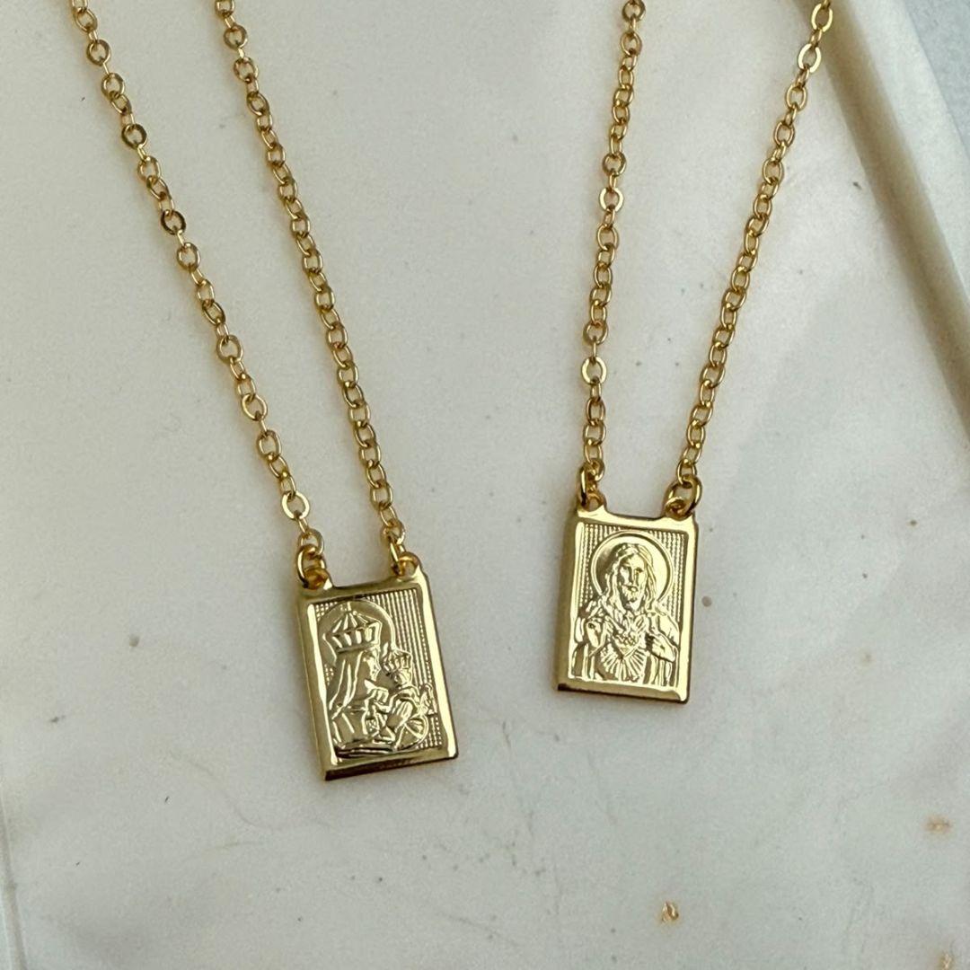 COLAR ESCAPULÁRIO SAGRADO CORAÇÃO DE JESUS E NOSSA SENHORA. 60CM DE COMPRIMENTO. PLACA DE 1CM. BANHADO A OURO 18K.