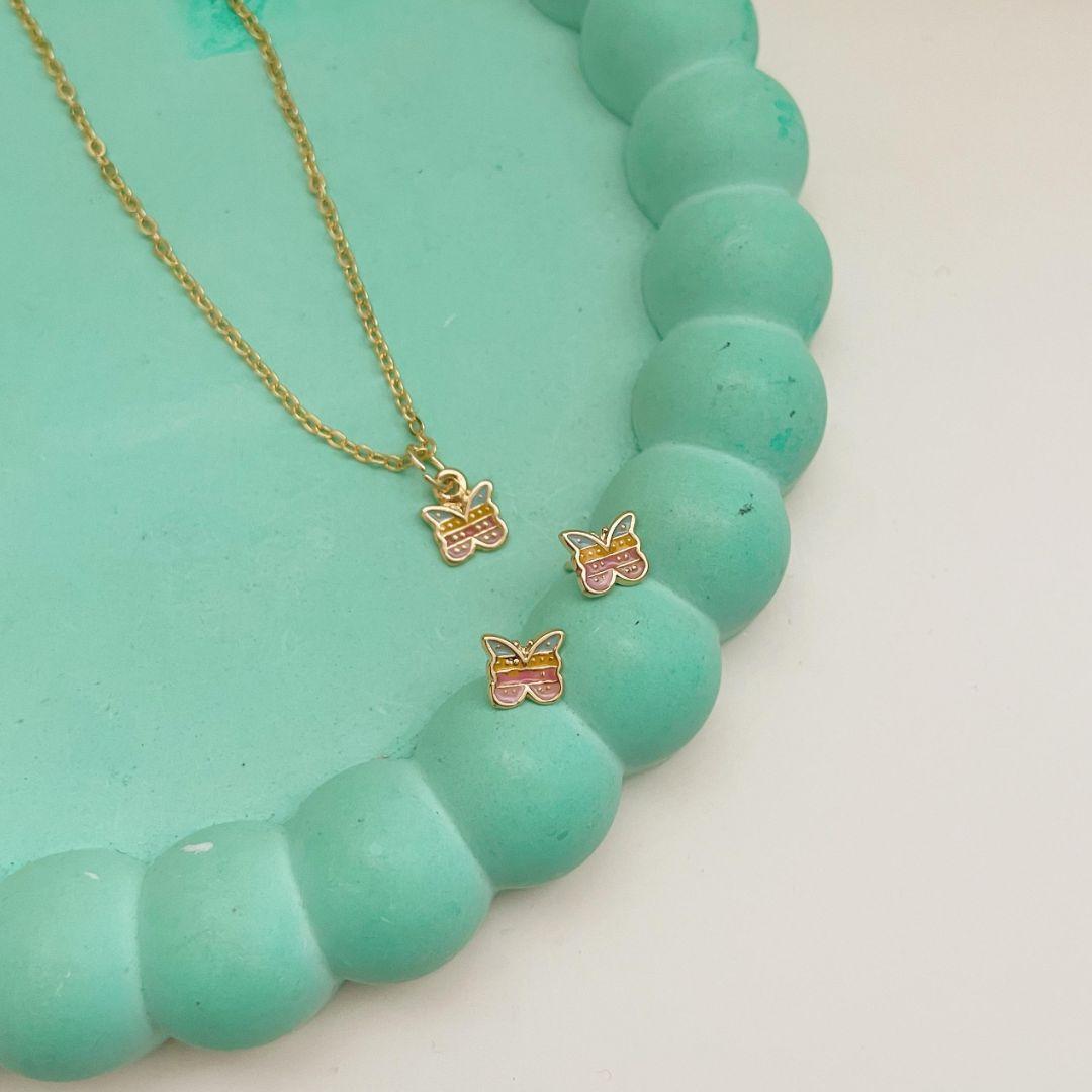 CONJUNTO INFANTIL BORBOLETA. 35CM DE COMPRIMENTO E 5CM DE REGULAGEM. BANHADO A OURO 18K.