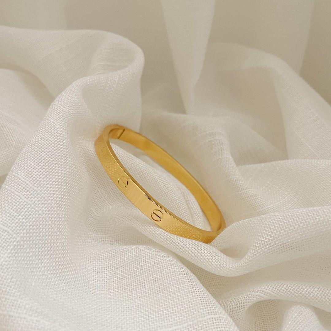 PULSEIRA BRACELETE INSPIRAÇÃO CARTIER. 6CM DE DIÂMETRO. EM AÇO INOX DOURADO.