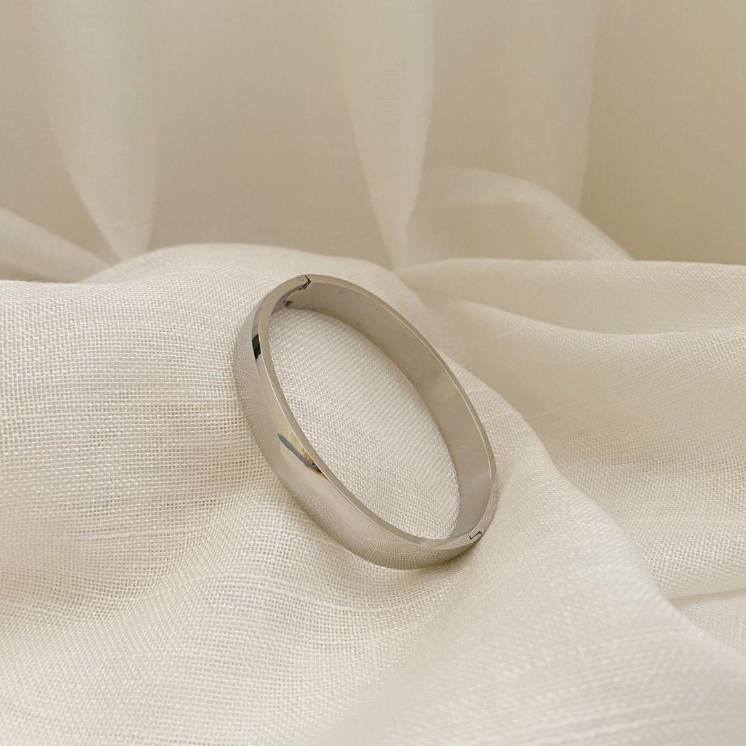 PULSEIRA BRACELETE LISO. 6CM DE DIÂMETRO E 10MM DE ESPESSURA. EM AÇO INOX DOURADO.