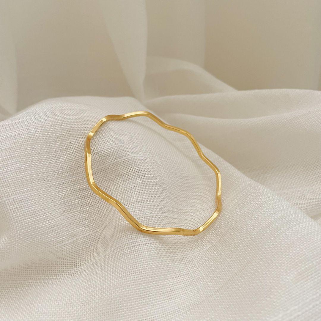 PULSEIRA BRACELETE ONDULADO RÍGIDO. 6,5CM DE DIÂMETRO. EM AÇO INOX DOURADO.