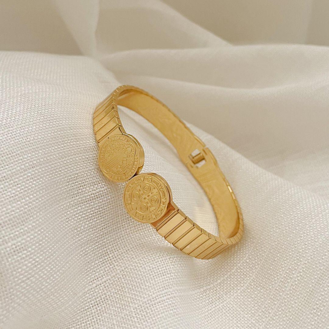 PULSEIRA BRACELETE SÃO BENTO. 6CM DE DIÂMETRO. EM AÇO INOX DOURADO.