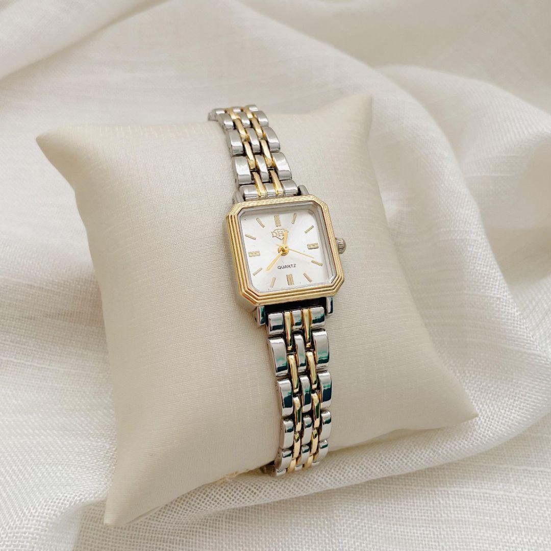 RELÓGIO FEMININO QUADRADO 20MM BICOLOR DOURADO E PRATA. 18CM DE COMPRIMENTO. EM INOX.
